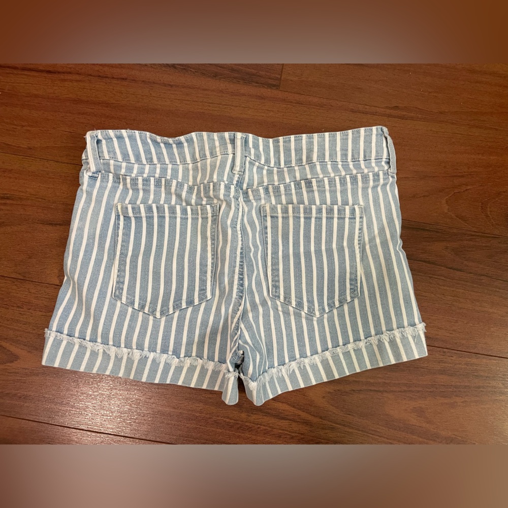 Celebrity Pink stretch denim shorts - Picture 2 of 9